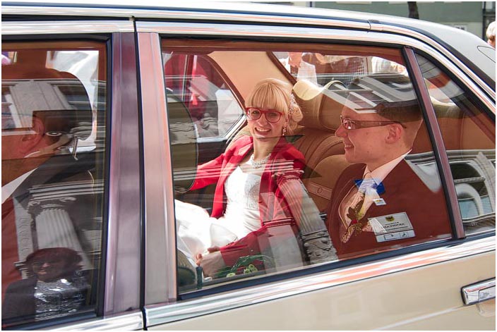 Brautpaar nach der Trauung im Hochzeitsauto Hochzeitsfoto Brautpaar im Hochzeitsauto Hochzeitsfoto